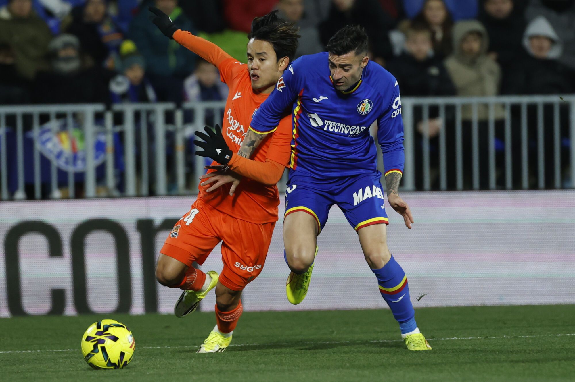 GETAFE, 09/01/2026.- El defensa del Getafe Diego Rico (d) disputa un balón con el centrocampista de la Real Sociedad Take Kubo (i) durante el partido de la jornada 19 de LaLiga EA Sports que disputan Getafe CF y la Real Sociedad este viernes en el Coliseum de Getafe. EFE/ Juanjo Martín