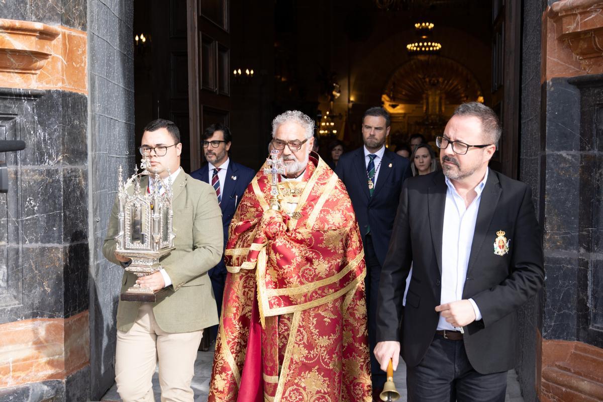 Salida de la Cruz de la Basílica