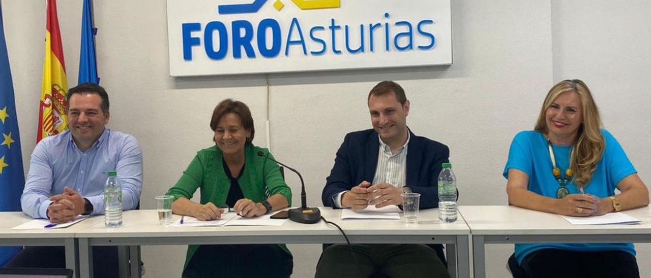 Por la izquierda, Carlos Suárez, Carmen Moriyón, Adrián Pumares y Emilia Calvo en la sede regional de Foro Asturias.