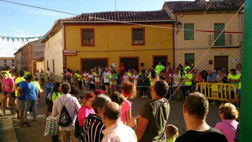 Un momento de la marcha solidaria en Villanueva del Campo.