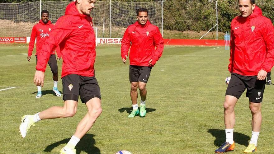 Sergio golpea un balón en presencia de Isma López, con Douglas y Elderson en segundo término.