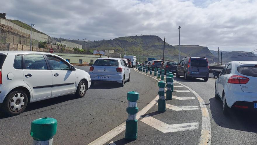 Colas kilométricas en la GC-2 por un accidente entre dos vehículos