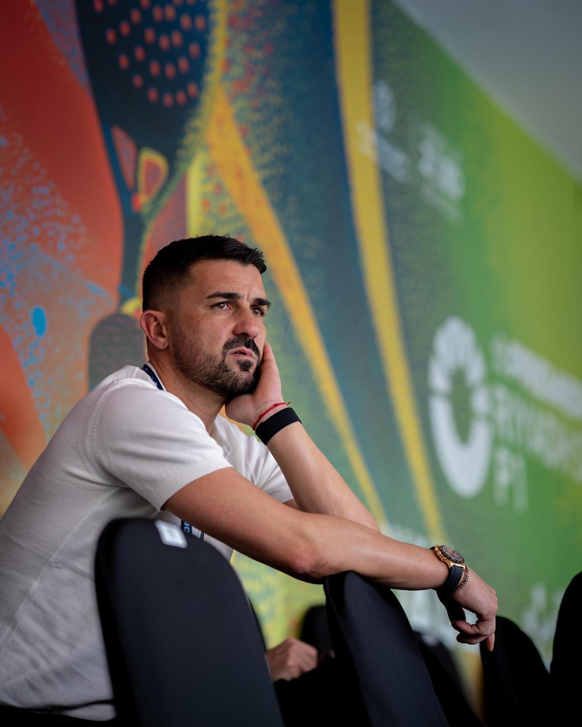 David Villa, atento a lo que sucede en la pista central del P1 de Riad