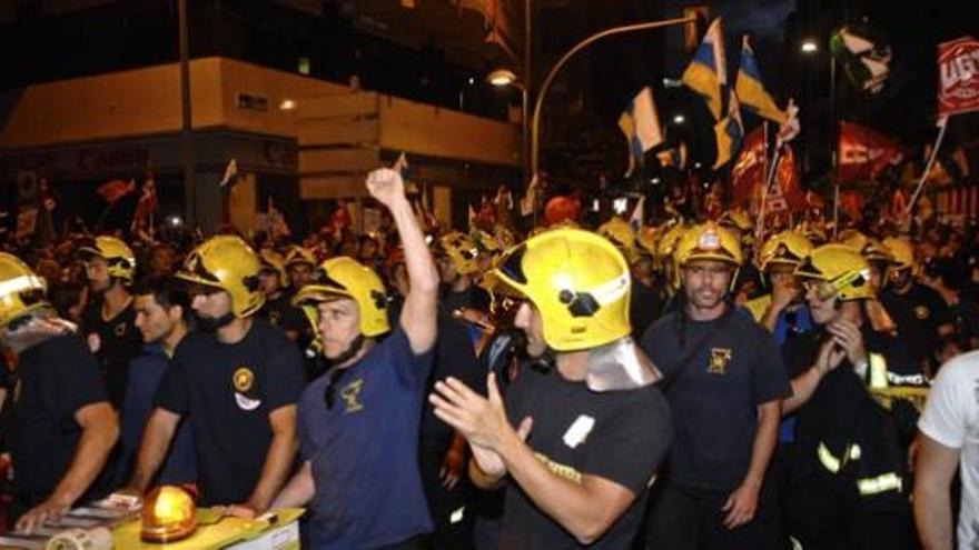 Decenas de miles de canarios salieron a la calle para protestar contra la reforma laboral
