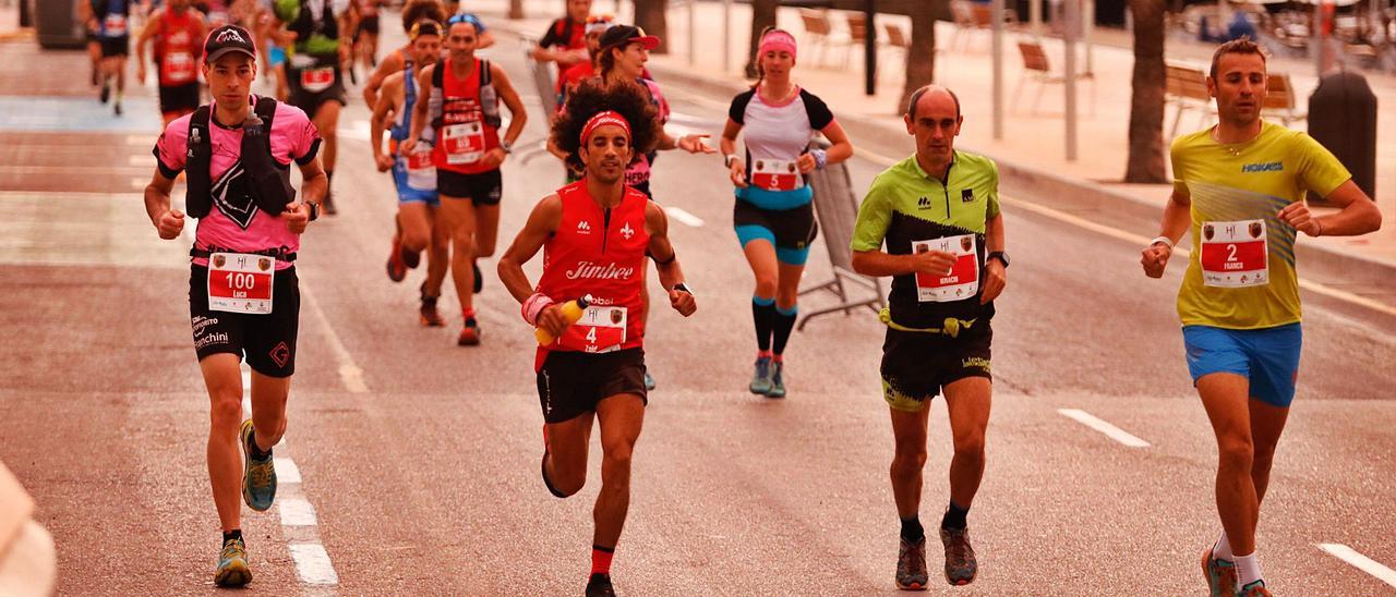 Zaid Ait Malik, con el dorsal número 4, encabeza la carrera de la prueba reina de los 42 kilómetros, en una imagen al inicio de la competición por Sant Antoni.  | JUAN  A. RIERA