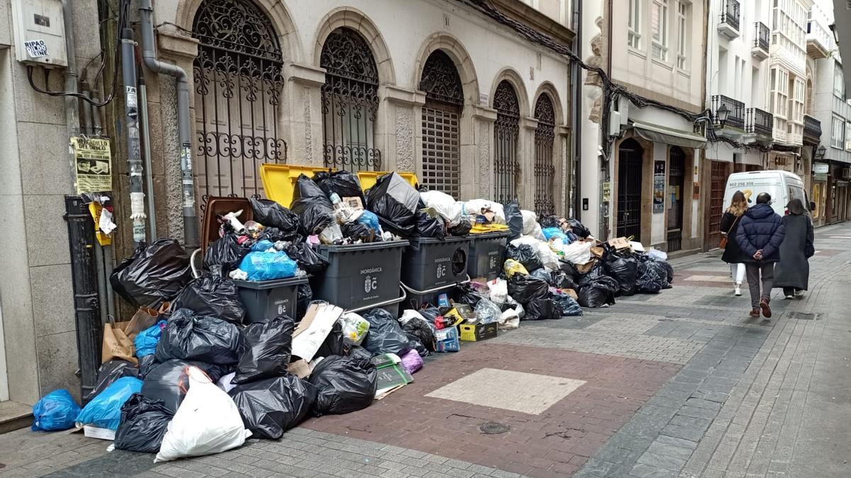 Decenas de bolsas de basura apiladas en la calle Galera.