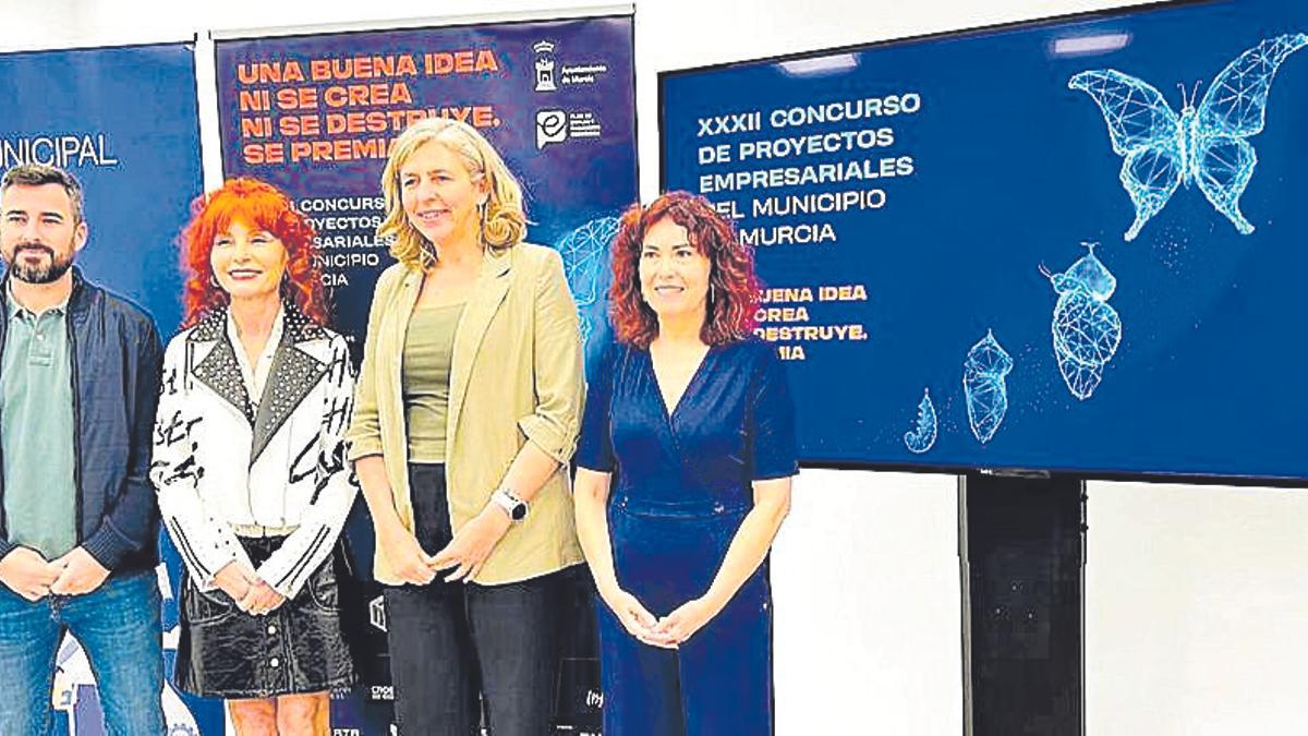 El equipo de Empresa de Ucomur junto a la concejala Mercedes Bernabé