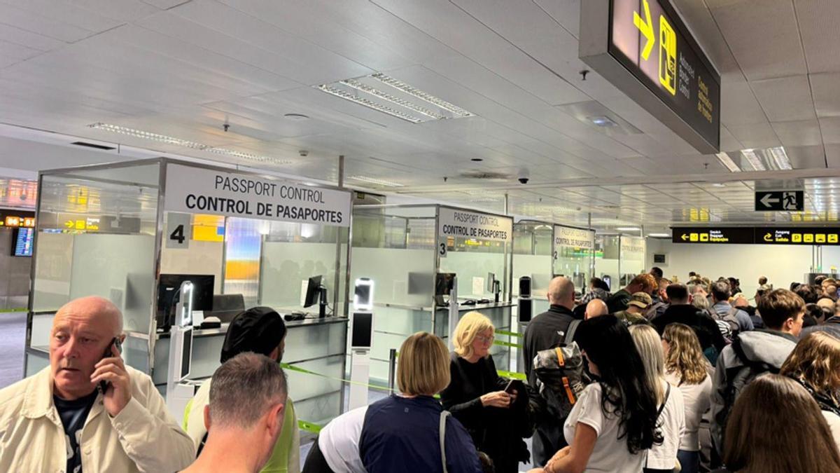 Retención en el control de pasaportes del aeropuerto Tenerife Sur. | E. D.