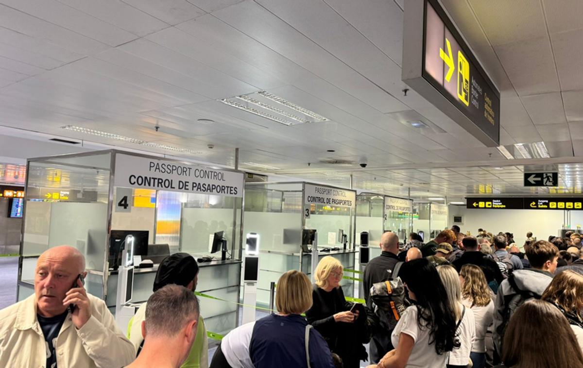 Retención en el control de pasaportes del aeropuerto Tenerife Sur. | E. D.