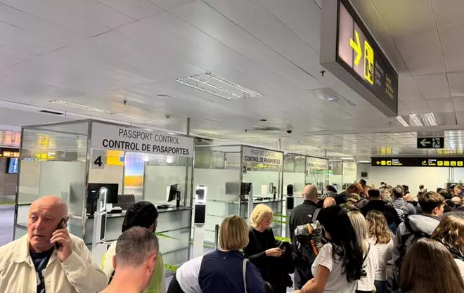 Caos en el control de pasaportes del Aeropuerto de Tenerife Sur por fallos en el sistema informático