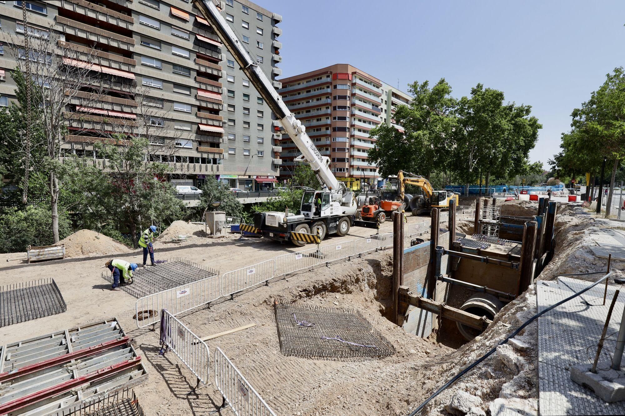 En imágenes | Las obras en el Huerva provocan cortes en el tráfico en Camino Las Torres