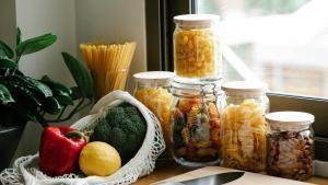 Alimentos en una cocina.