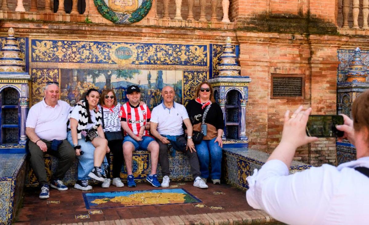 Unos seguidores del Athletic se fotografían en Sevilla.