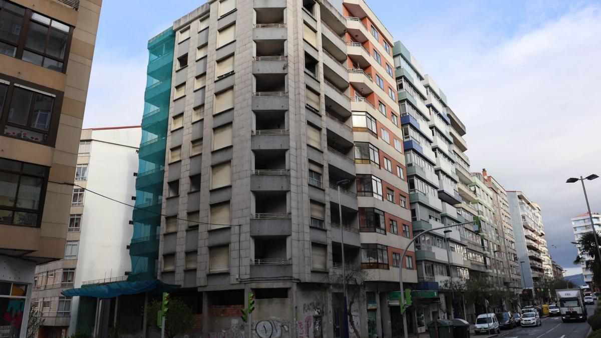 El edificio de Travesía de Vigo 91 (que hace esquina), que lleva años abandonado.