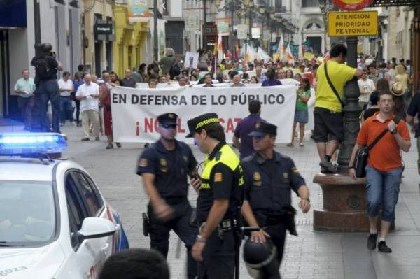 Colectivos y sindicatos salen a la calle unidos contra los recortes