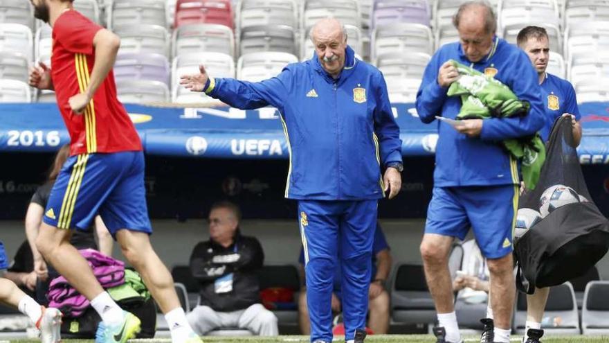 Del Bosque da indicaciones en el entrenamiento de ayer ante Grande y Piqué.