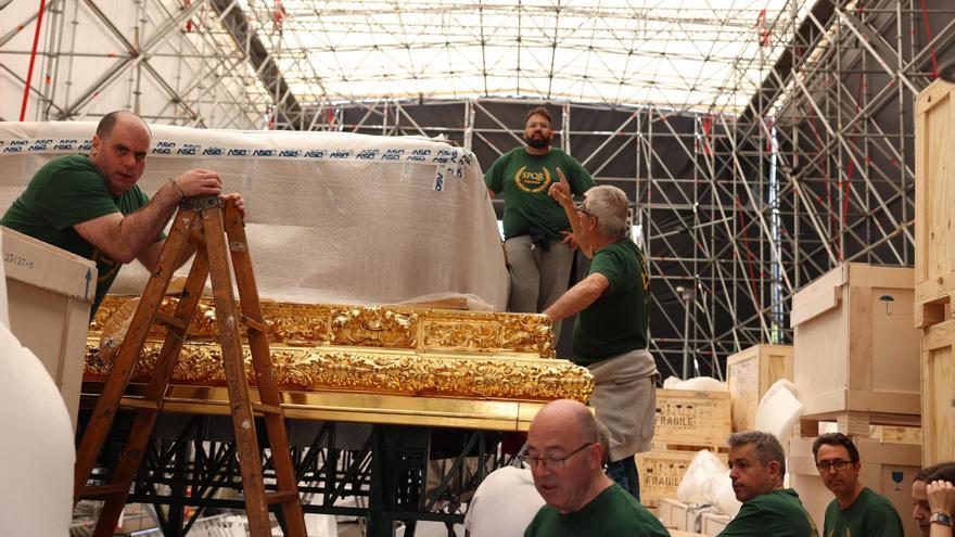 Los albaceas de la Esperanza comienzan el montaje del trono en Roma