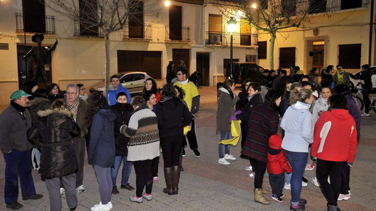 Vecinos de Ossa de Montiel, en la plaza del Ayuntamiento, ayer tras el terremoto.