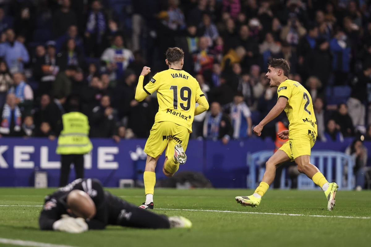 Vanat celebra su gol de penalti ante la decepción de Dmitrovic, tendido en el césped.