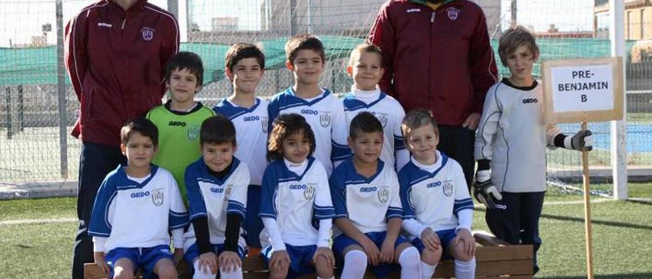 Plantilla del Patronato prebenjamín con su entrenador Pedro Homar.