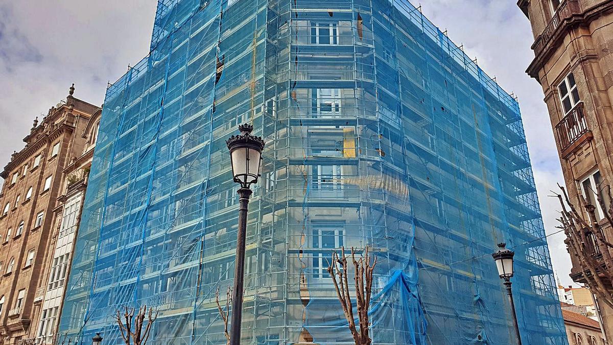 Obras de rehabilitación de un edificio histórico en el centro de Vigo. 