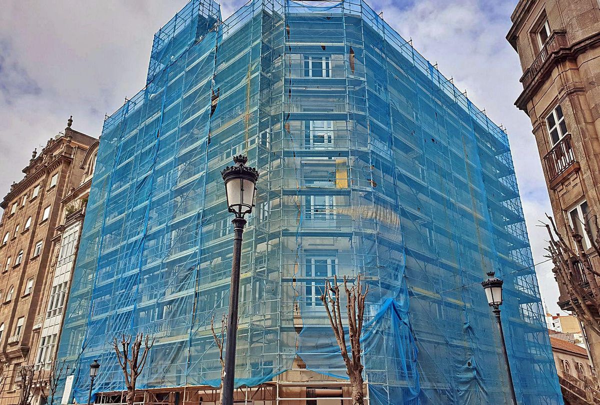 Obras de rehabilitación de un edificio histórico en el centro de Vigo. | // MARTA G. BREA