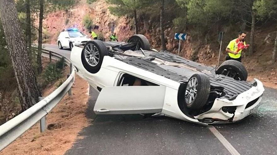 Un coche da una vuelta de campana en la carretera del Desert