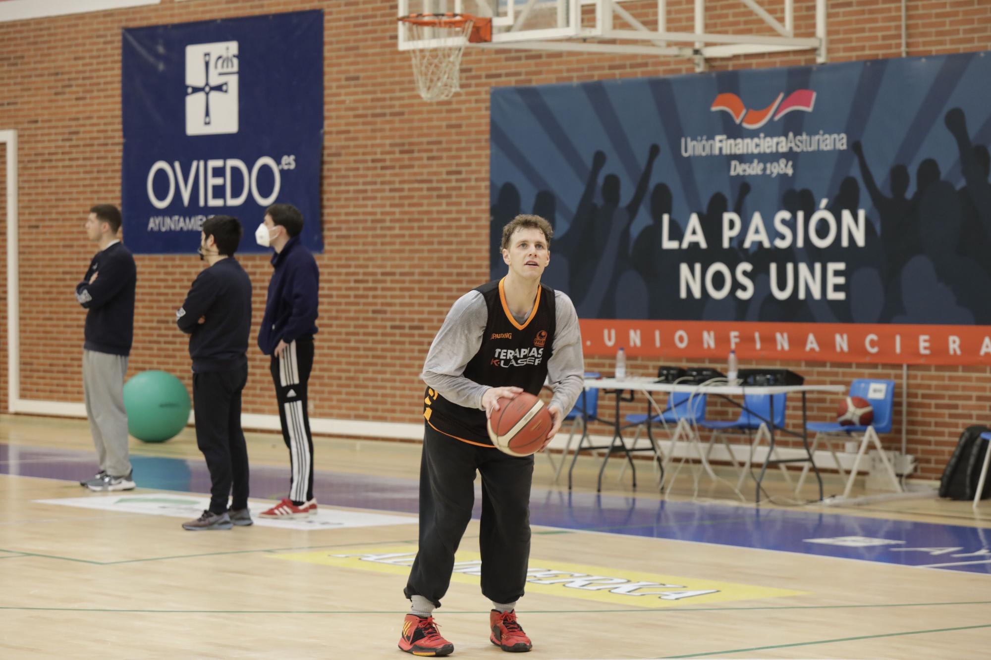 Entrenamiento del Oviedo Club Baloncesto en Pumarín