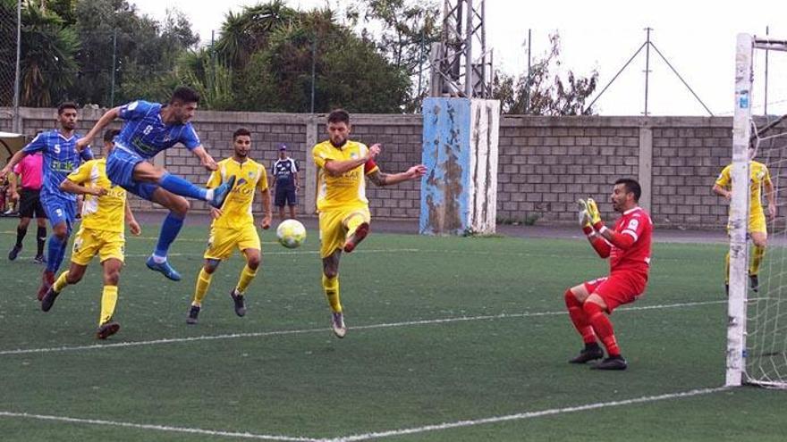 El local Ruymán tuvo aquí una ocasión clara de gol ante el meta visitante Fermín.