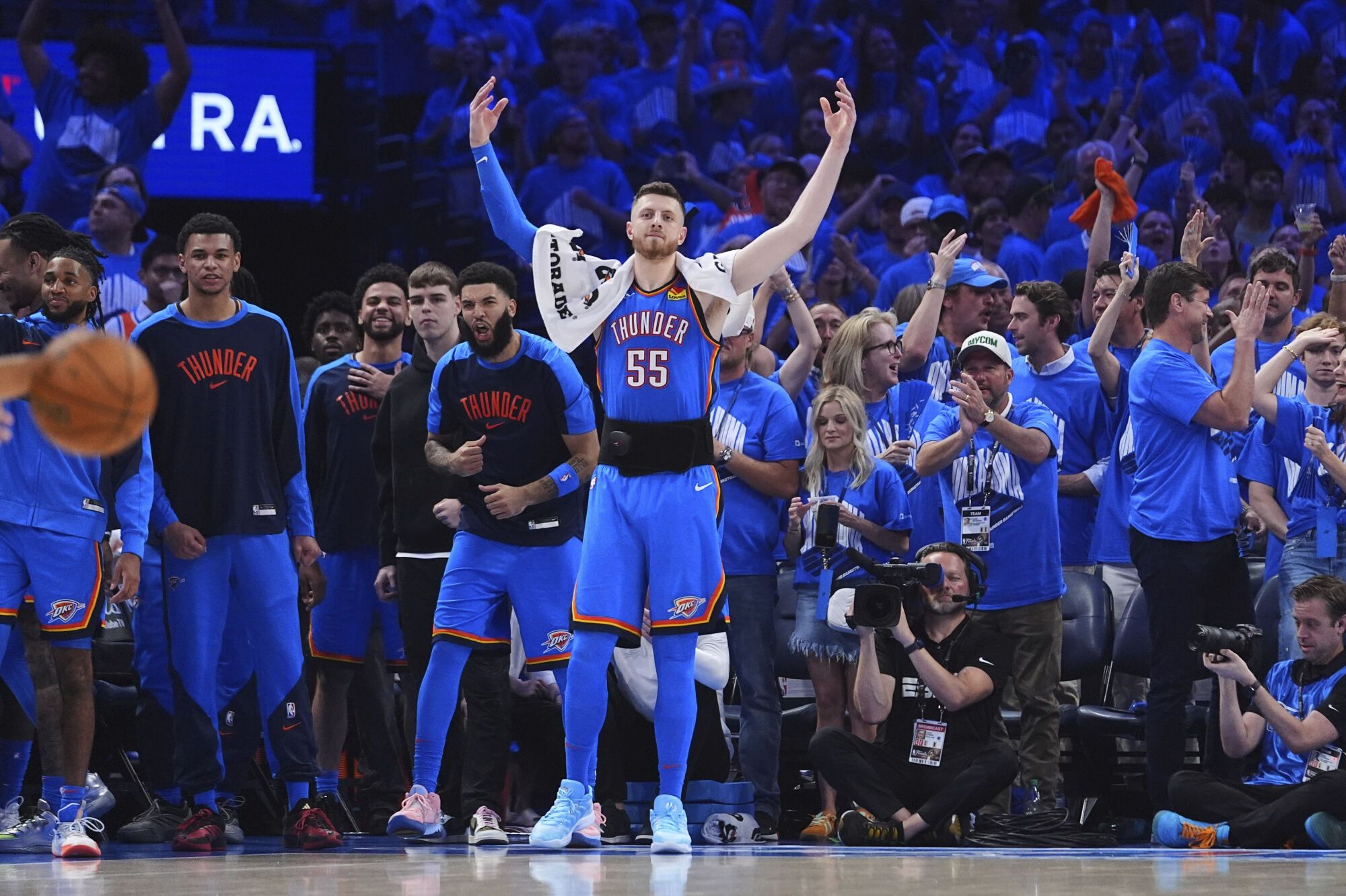 Oklahoma City Thunder center Isaiah Hartenstein (55) reacts after guard Luguentz Dort made a 3-pointer during the second half of Game 7 of the NBA Finals basketball series against the Indiana Pacers Sunday, June 22, 2025, in Oklahoma City. (AP Photo/Julio Cortez) Associated Press/LaPresse. EDITORIAL USE ONLY/ONLY ITALY AND SPAIN