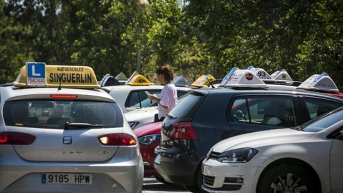 Vehículos de autoescuelas en la zona de prácticas de Montjuïc, el pasado mes de julio.