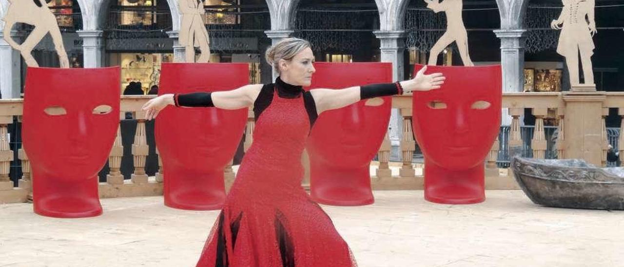 Laura Llauder bailando, ayer, en la plaza de San Marcos de Venecia. // FdV