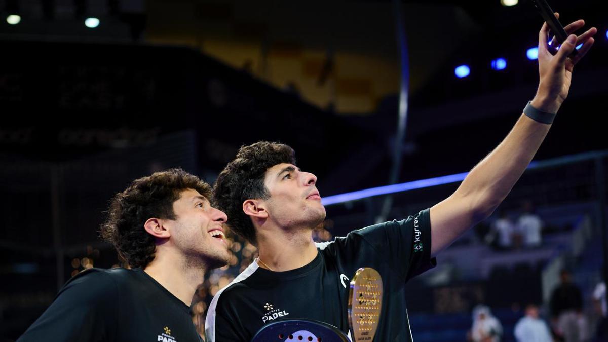 Tapia y Coello haciéndose un selfie tras ganar en Doha