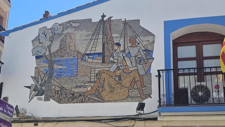 El Ayuntamiento de Calp licitará la restauración integral del mosaico de Gastón Castelló tras el primer diagnóstico realizado en 60 años