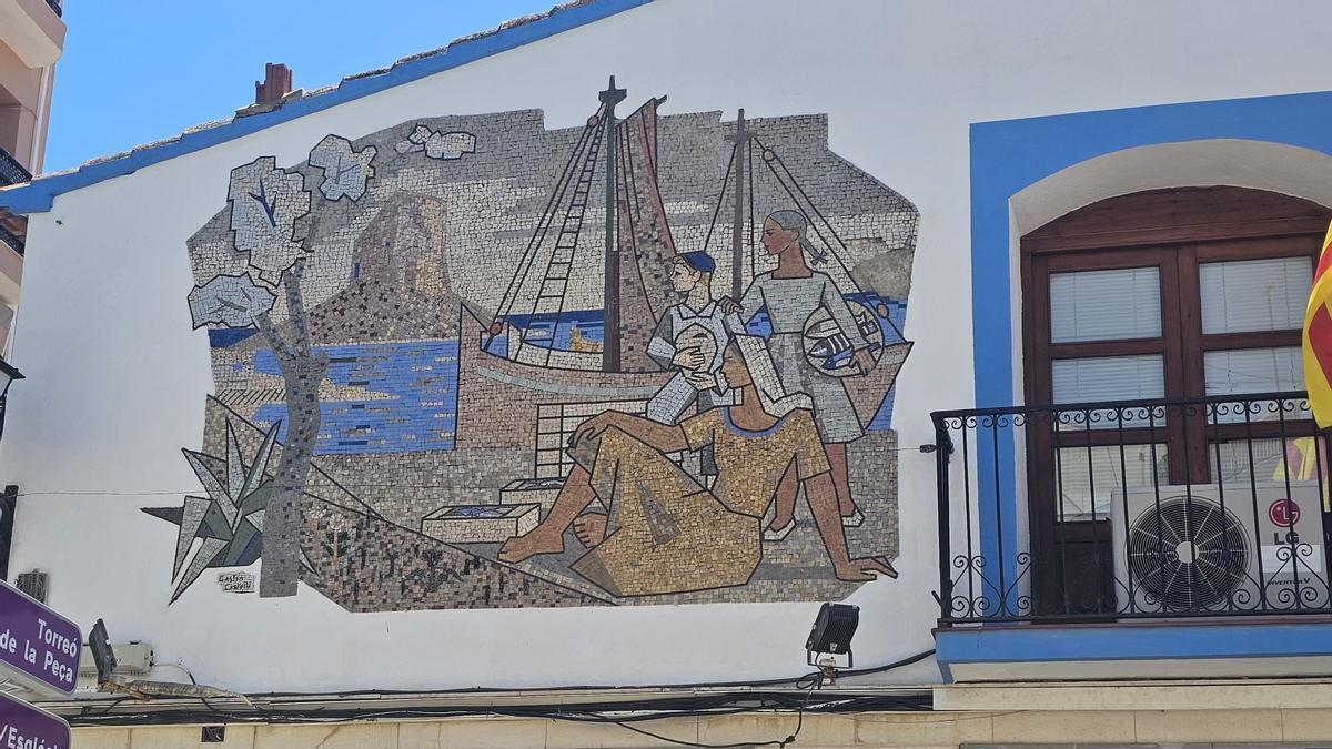 El Ayuntamiento de Calp licitará la restauración integral del mosaico de Gastón Castelló tras el primer diagnóstico realizado en 60 años