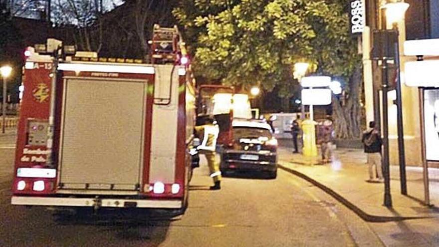 Los bomberos, ante el local donde estaba la intoxicada.