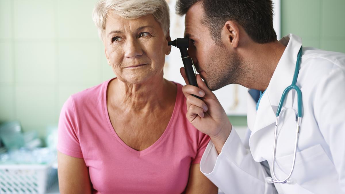 Se calcula que más de la mitad de las personas de 70 años, y más del 80% de las de 80 tienen pérdida auditiva de leve a moderada, o peor