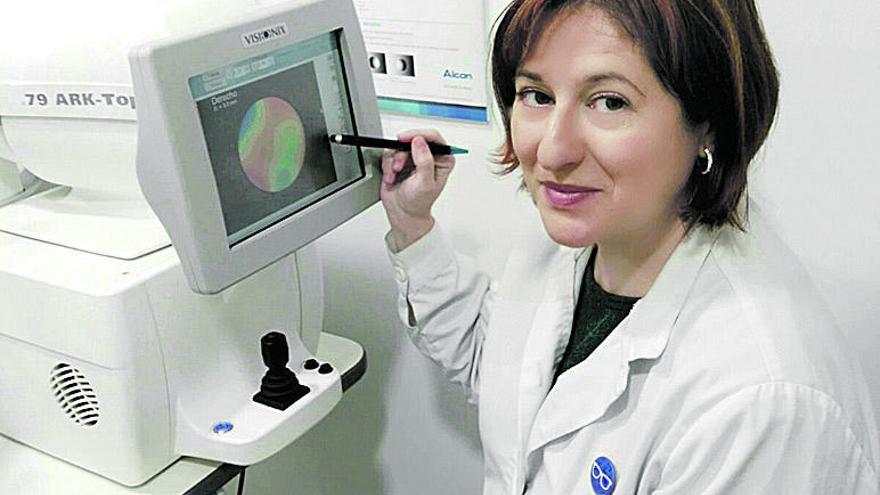 La optometrista Covadonga Sanz, en su óptica de La Felguera.