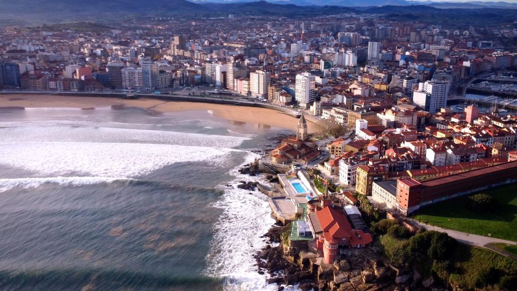 La playa de San Lorenzo en Gijón