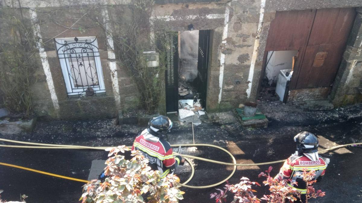 Los Bomberos de la Diputación de Zamora sofocan un incendio en San Salvador de Palazuelo.