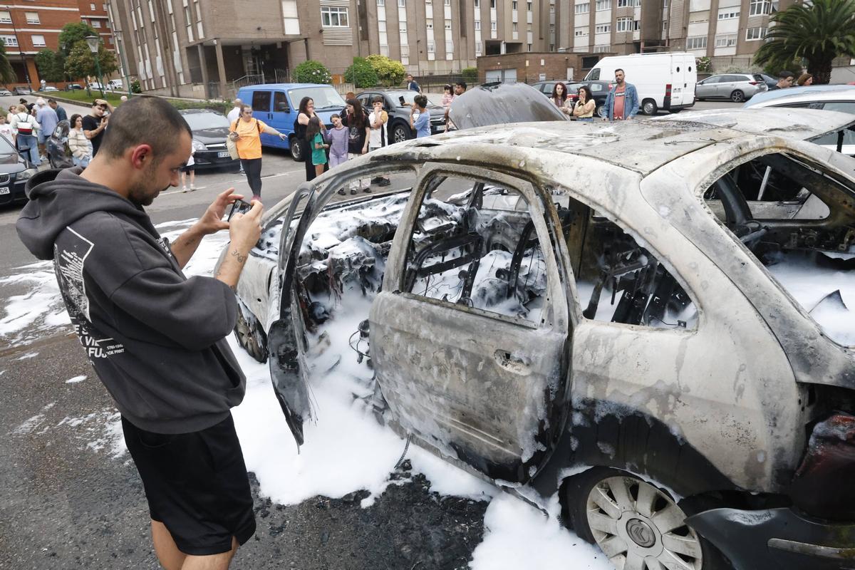 El incendio de varios coches en un parking de Gijón, en imágenes
