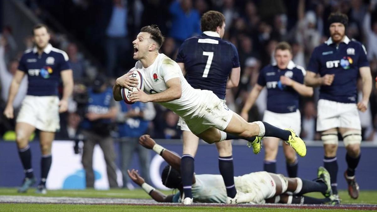 El inglés Danny Care anota el último ensayo del partido.