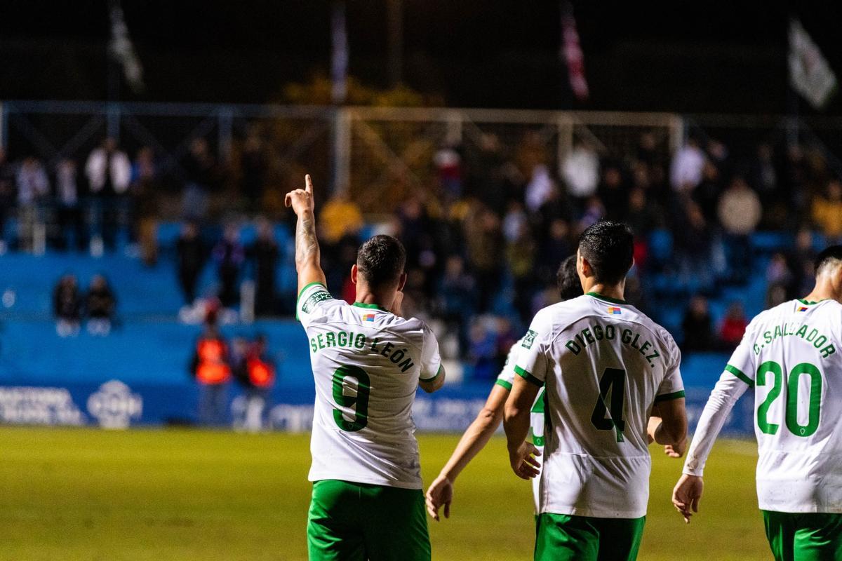 Sergio León celebra junto a sus compañeros y señalando a la afición del Elche CF su gol de ayer en Copa