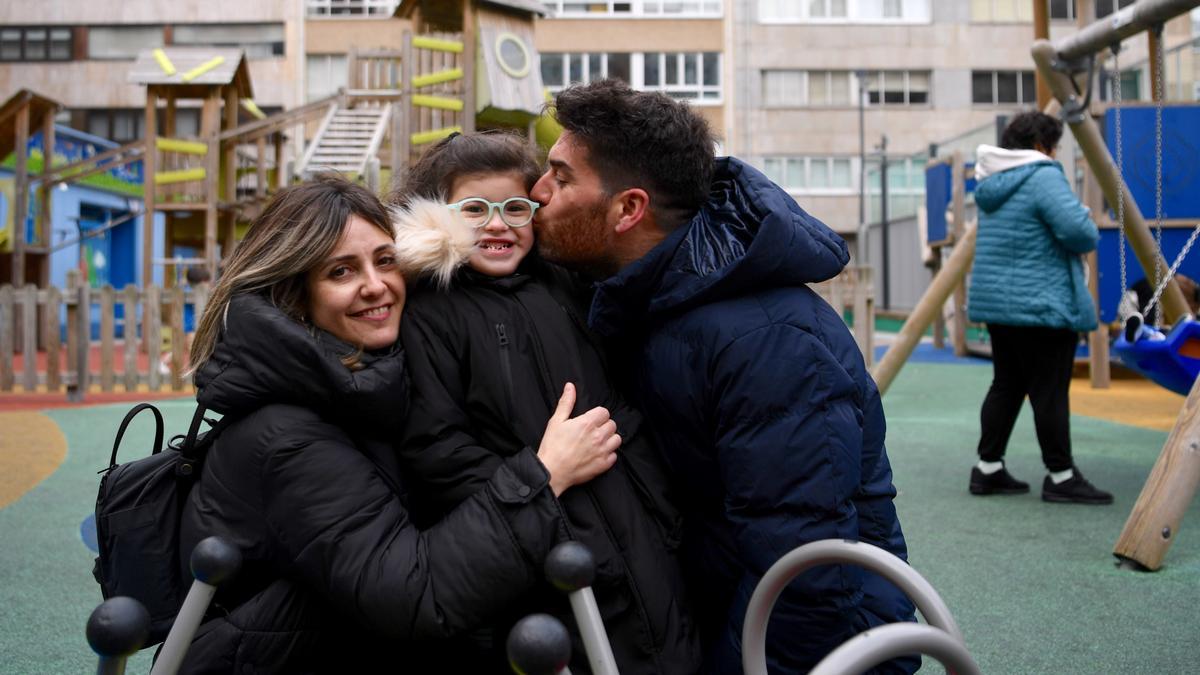 Raquel Vázquez y Alejandro Pena, con su hija Martina, esta semana, en el parque infantil de la plaza de San Pablo, en A Coruña.
