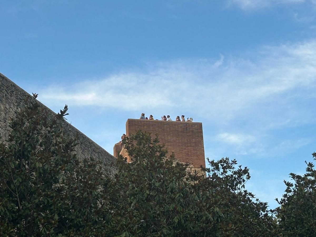 Girona veu apagar-se el Sol des de la muralla
