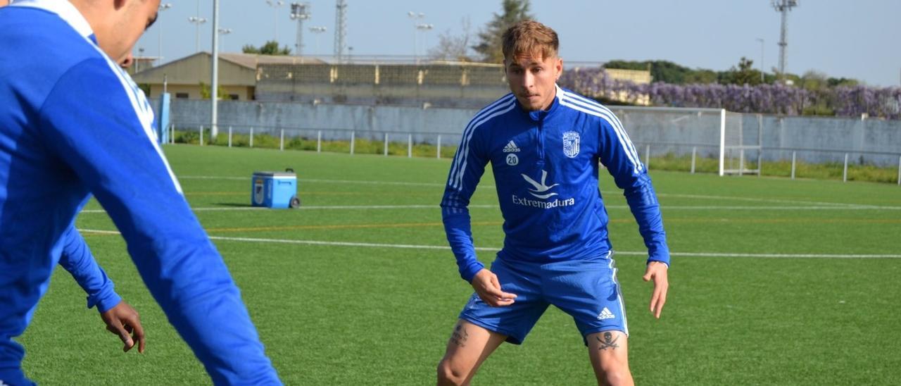 Isi Gómez, en una sesión de entrenamiento con el Badajoz.