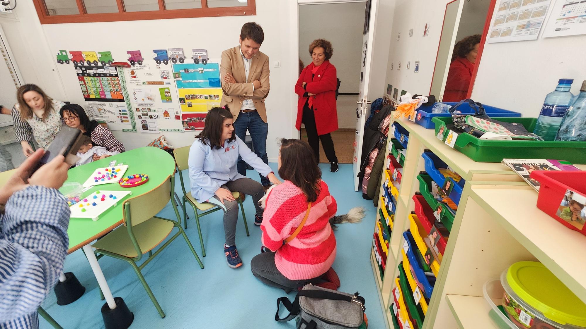 Colegio Educacion Especial Santullano Mieres terapia con perros canoterapia visita David Artime (10).jpg