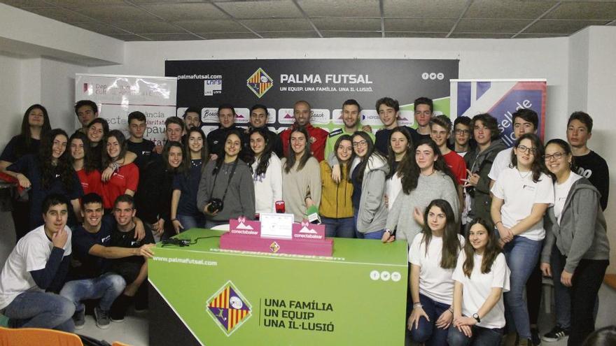 Treinta y dos alumnos de cuarto de la ESO de La Salle preguntan al entrenador y jugadores