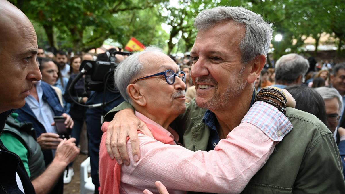 Alfonso Rueda abraza a un simpatizante del PP en el acto de Cerdedo Cotobade de inicio del curso político.