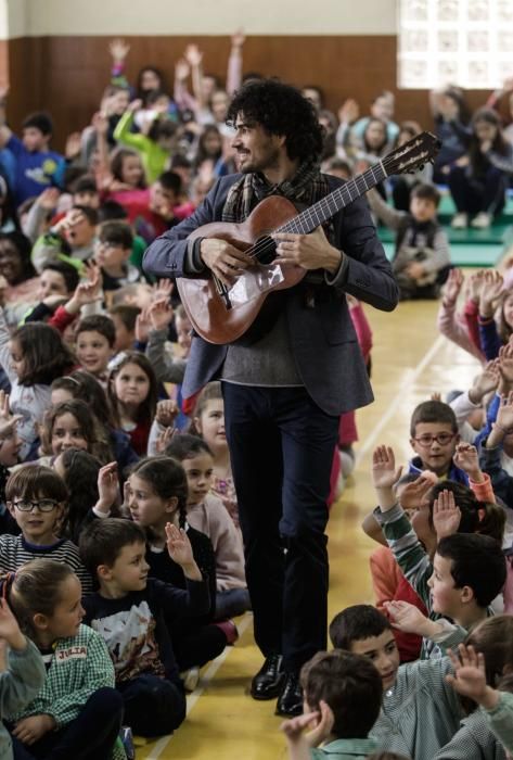 El guitarrista Pablo Sáinz Villegas en el colegio Parque Infantil de Oviedo